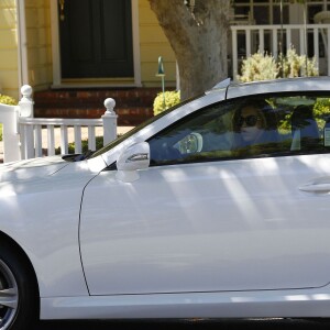 Christine Ouzounian, escortée par la police, sort de chez elle à Santa Monica pour se rendre chez ses parents à Newport Beach, le 12 août 2015.Malgré le fait qu'elle ait été licenciée par Jennifer Garner, Christine Ouzounian ne semble pas avoir de problèmes d'argent. Elle a une nouvelle voiture et est descendue à l'hôtel Bel-Air, où le tarif des chambres est de 1500 dollars la nuit.