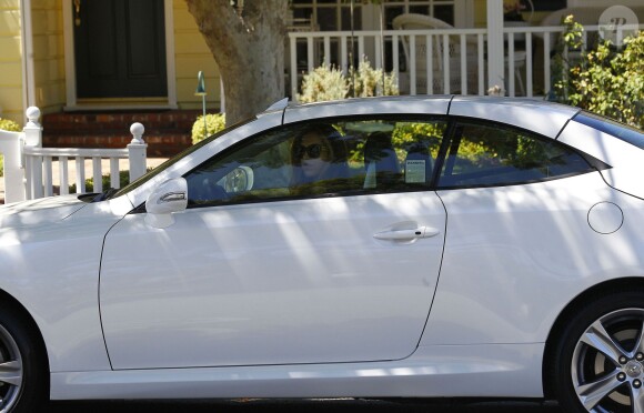 Christine Ouzounian, escortée par la police, sort de chez elle à Santa Monica pour se rendre chez ses parents à Newport Beach, le 12 août 2015.Malgré le fait qu'elle ait été licenciée par Jennifer Garner, Christine Ouzounian ne semble pas avoir de problèmes d'argent. Elle a une nouvelle voiture et est descendue à l'hôtel Bel-Air, où le tarif des chambres est de 1500 dollars la nuit.