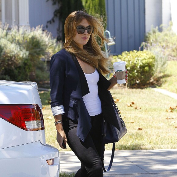Christine Ouzounian, escortée par la police, sort de chez elle à Santa Monica pour se rendre chez ses parents à Newport Beach, le 12 août 2015.Malgré le fait qu'elle ait été licenciée par Jennifer Garner, Christine Ouzounian ne semble pas avoir de problèmes d'argent. Elle a une nouvelle voiture et est descendue à l'hôtel Bel-Air, où le tarif des chambres est de 1500 dollars la nuit.