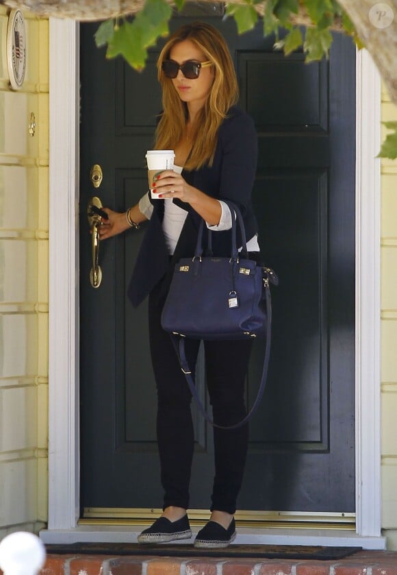 Christine Ouzounian, escortée par la police, sort de chez elle à Santa Monica pour se rendre chez ses parents à Newport Beach, le 12 août 2015.Malgré le fait qu'elle ait été licenciée par Jennifer Garner, Christine Ouzounian ne semble pas avoir de problèmes d'argent. Elle a une nouvelle voiture et est descendue à l'hôtel Bel-Air, où le tarif des chambres est de 1500 dollars la nuit.