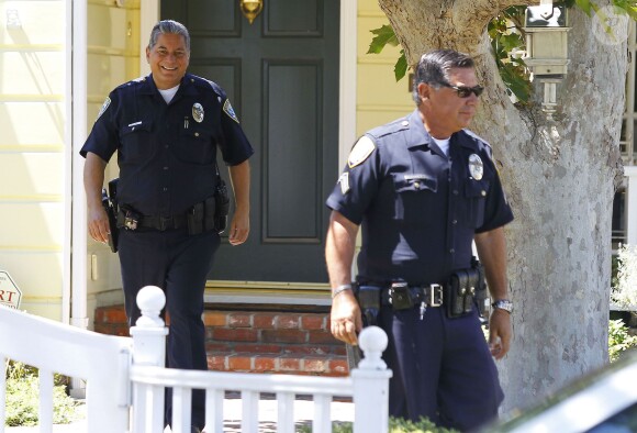 Christine Ouzounian, escortée par la police, sort de chez elle à Santa Monica, le 12 août 2015.