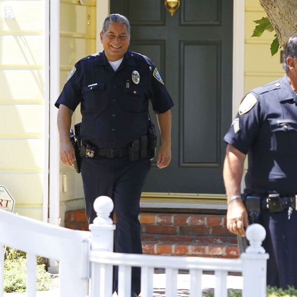 Christine Ouzounian, escortée par la police, sort de chez elle à Santa Monica, le 12 août 2015.