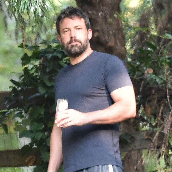 Ben Affleck, stressé, fait les 100 pas dans le jardin de la maison de location de la famille à Atlanta, le 9 août 2015. Jennifer vient de passer récupérer Violet sans s'attarder, en 10 minutes.