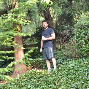 Ben Affleck, stressé, fait les 100 pas dans le jardin de la maison de location de la famille à Atlanta, le 9 août 2015. Jennifer vient de passer récupérer Violet sans s'attarder, en 10 minutes.