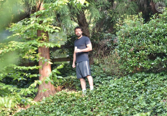 Ben Affleck, stressé, fait les 100 pas dans le jardin de la maison de location de la famille à Atlanta, le 9 août 2015. Jennifer vient de passer récupérer Violet sans s'attarder, en 10 minutes.