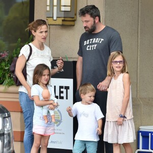 Ben Affleck et Jennifer Garner se retrouvent pour une journée en famille avec leurs enfants Violet, Samuel et Seraphina à Atlanta. Malgré leur séparation Ben et Jennifer continuent à porter leurs alliances le 8 aout 2015.