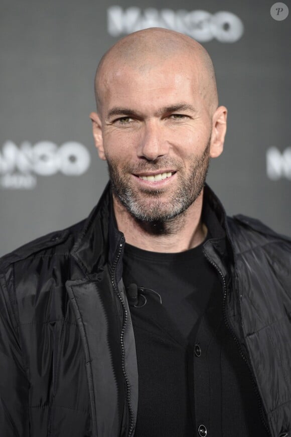Zinédine Zidane, nouvelle égérie souriante de la marque Mango, lors de la présentation de la nouvelle campagne de pub de la marque à Madrid, le 19 janvier 2015