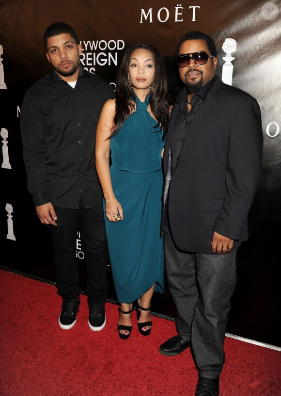 Ice Cube, sa femme et son fils O'Shea Jackson Jr. lors du Hollywood Foreign Press Association (HFPA) Grants Banquet à Los Angeles, le 13 août 2015.