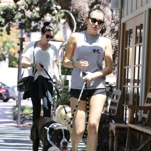 Exclusif - Miley Cyrus se promène avec une amie et leurs chiens respectifs à Calabasas, le 4 août 2015. 