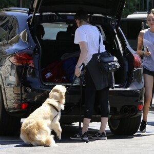 Exclusif - Miley Cyrus se promène avec une amie et leurs chiens respectifs à Calabasas, le 4 août 2015.  