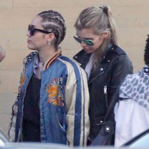 Miley Cyrus et sa compagne Stella Maxwell sont allées déjeuner au restaurant Nobu à Malibu, le 11 juillet 2015