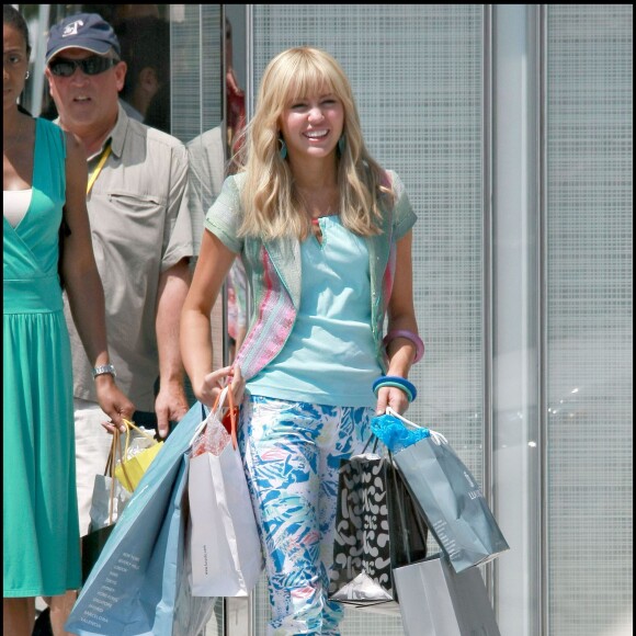 Miley Cyrus à Santa Monica sur le tournage de la série Hannah Montana, le 14 juillet 2008 