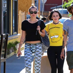 Miley Cyrus est allée déjeuner avec des amis au restaurant « Midori Sushi » à Studio City, le 3 juillet 2015