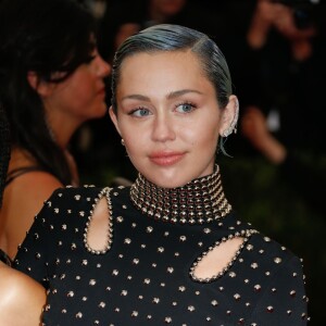 Miley Cyrus - Soirée Costume Institute Gala 2015 (Met Ball) au Metropolitan Museum, célébrant l'ouverture de Chine: à travers le miroir à New York. Le 4 mai 2015. 