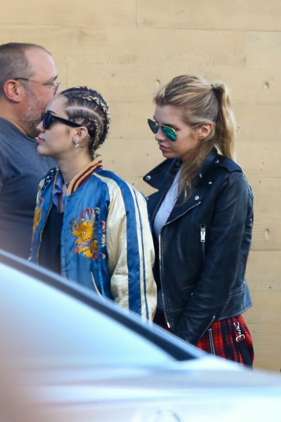 Miley Cyrus et sa copine Stella Maxwell vont manger au restaurant Nobu à Malibu, Los Angeles, le 11 juillet 2015