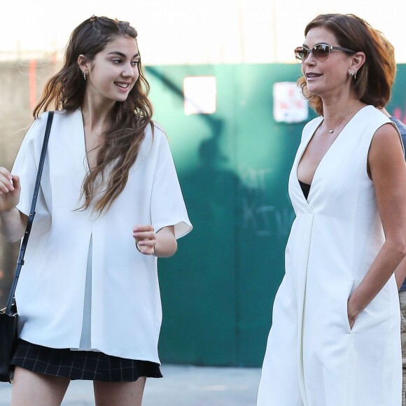 Teri Hatcher se promène avec sa fille Emerson Tenney dans les rues de New York, le 13 aout 2015