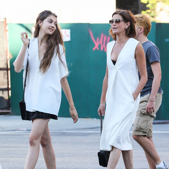 Teri Hatcher se promène avec sa fille Emerson Tenney dans les rues de New York, le 13 aout 2015