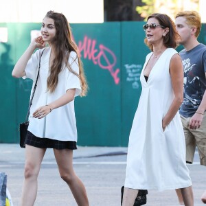 Teri Hatcher se promène avec sa fille Emerson Tenney dans les rues de New York, le 13 aout 2015
