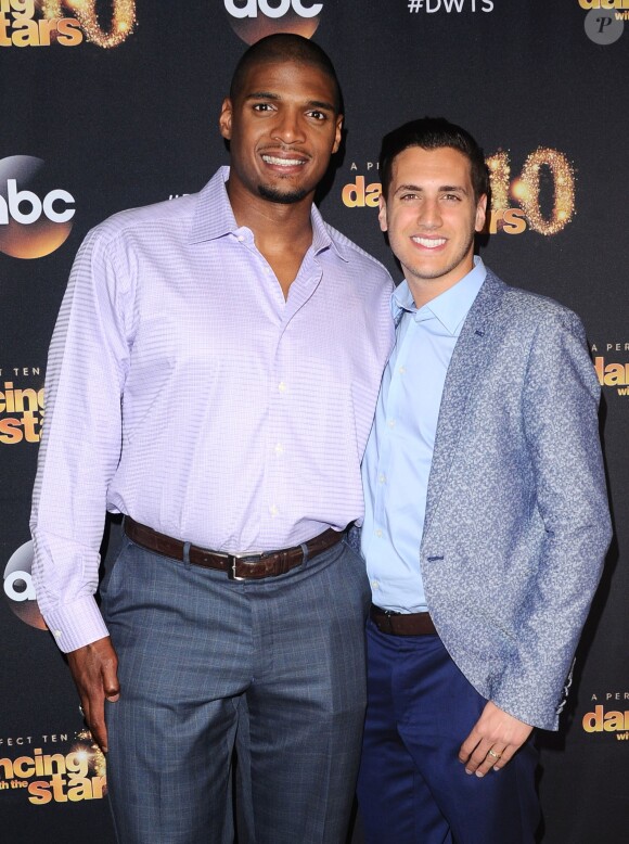 Michael Sam et son fiancé Vito Cammisano lors de la soirée de lancement de la 20e saison de Danse avec les stars à Los Angeles, le 16 mars 2015