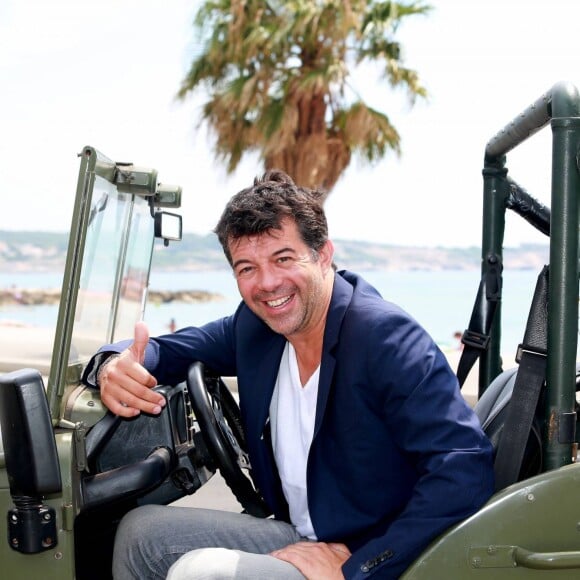 Exclusif - L'animateur Stéphane Plaza pose à côté de sa nouvelle agence immobilière à Six Fours, le 1er août 2015.