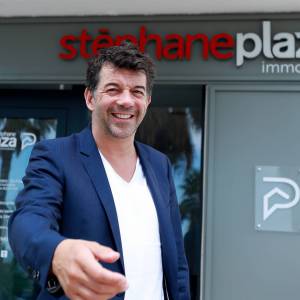 Exclusif - L'animateur Stéphane Plaza pose à côté de sa nouvelle agence immobilière à Six Fours, le 1er août 2015.
