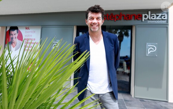 Exclusif - L'animateur Stéphane Plaza, devant de sa nouvelle agence immobilière à Six Fours, le 1er août 2015.