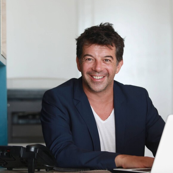 Exclusif - L'animateur Stéphane Plaza, à côté de sa nouvelle agence immobilière à Six Fours, le 1er août 2015.