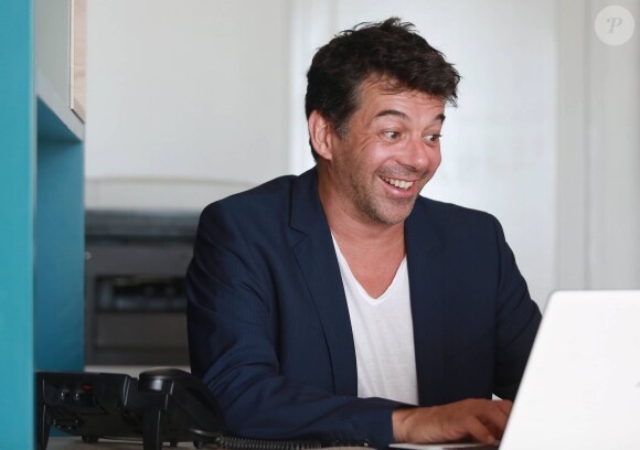 Exclusif - L'animateur de M6 Stéphane Plaza pose à côté de sa nouvelle agence immobilière à Six Fours, le 1er août 2015.