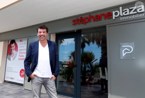 Exclusif - L'animateur Stéphane Plaza pose à côté de sa nouvelle agence immobilière à Six Fours, le 1er août 2015.