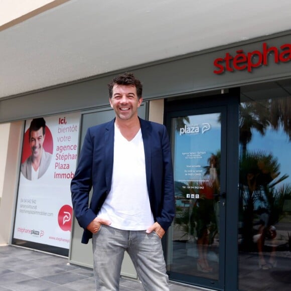 Exclusif - L'animateur Stéphane Plaza pose à côté de sa nouvelle agence immobilière à Six Fours, le 1er août 2015.