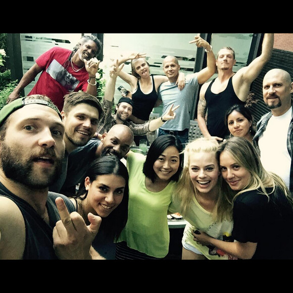 Cara Delevingne (au fond, en débardeur noir) sur le tournage du film Suicide Squad à Toronto avec Will Smith et Margot Robbie. Photo publiée le 9 août 2015.