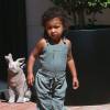 Exclusif - North West (2 ans), adorable dans sa salopette kaki, quitte une fête d'anniversaire avec sa mère Kim Kardashian. Beverly Hills, le 15 août 2015.