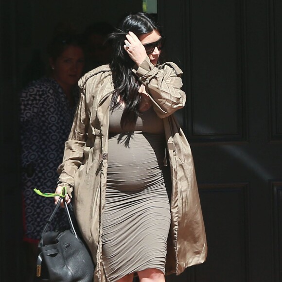 Exclusif - Kim Kardashian, enceinte, quitte une fête d'anniversaire avec sa fille North. Beverly Hills, le 15 août 2015.