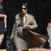 Exclusif - Kim Kardashian, enceinte, quitte une fête d'anniversaire avec sa fille North. Beverly Hills, le 15 août 2015.