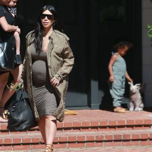 Exclusif - Kim Kardashian, enceinte, et sa fille North quittent une fête d'anniversaire. Beverly Hills, le 15 août 2015.