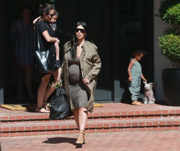 Exclusif - Kim Kardashian, enceinte, et sa fille North quittent une fête d'anniversaire. Beverly Hills, le 15 août 2015.