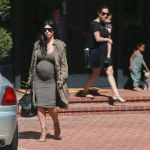 Exclusif - Kim Kardashian, enceinte, quitte une fête d'anniversaire avec sa fille North. Beverly Hills, le 15 août 2015.