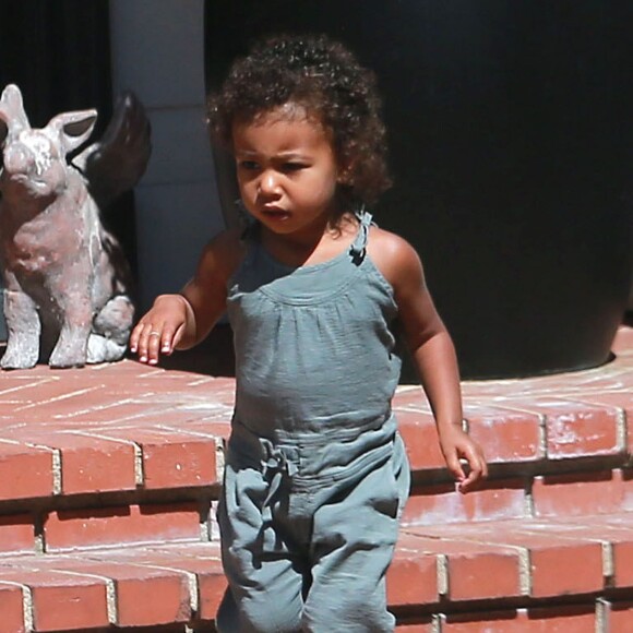 Exclusif - Kim Kardashian, enceinte, quitte une fête d'anniversaire avec sa fille North. Beverly Hills, le 15 août 2015.