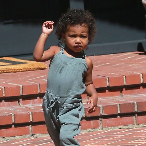 Exclusif - Kim Kardashian, enceinte, quitte une fête d'anniversaire avec sa fille North. Beverly Hills, le 15 août 2015.