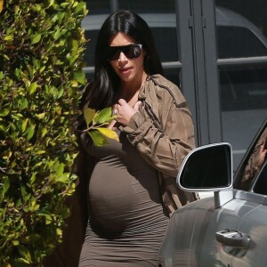 Exclusif - Kim Kardashian, enceinte, quitte une fête d'anniversaire avec sa fille North. Beverly Hills, le 15 août 2015.