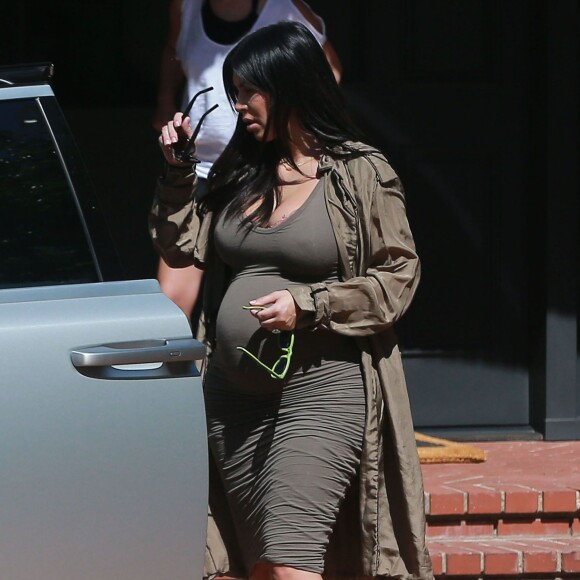 Exclusif - Kim Kardashian, enceinte, quitte une fête d'anniversaire avec sa fille North. Beverly Hills, le 15 août 2015.