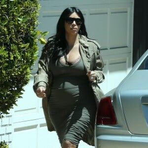 Exclusif - Kim Kardashian, enceinte, emmène sa fille North à une fête d'anniversaire à Beverly Hills, le 15 août 2015.