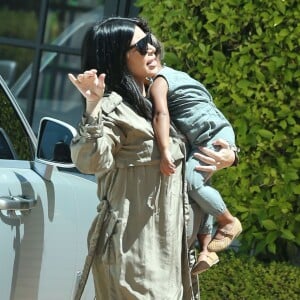 Exclusif - Kim Kardashian, enceinte, emmène sa fille North à une fête d'anniversaire à Beverly Hills, le 15 août 2015.