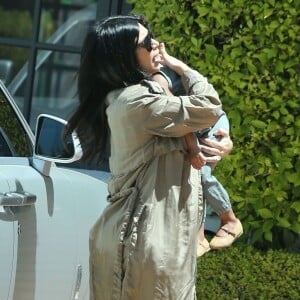 Exclusif - Kim Kardashian, enceinte, emmène sa fille North à une fête d'anniversaire à Beverly Hills, le 15 août 2015.