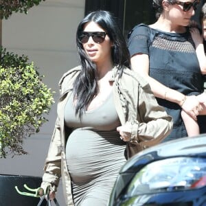 Exclusif - Kim Kardashian, enceinte, emmène sa fille North à une fête d'anniversaire à Beverly Hills, le 15 août 2015.