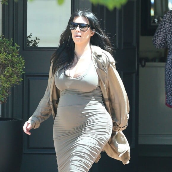 Exclusif - Kim Kardashian, enceinte, emmène sa fille North à une fête d'anniversaire à Beverly Hills, le 15 août 2015.