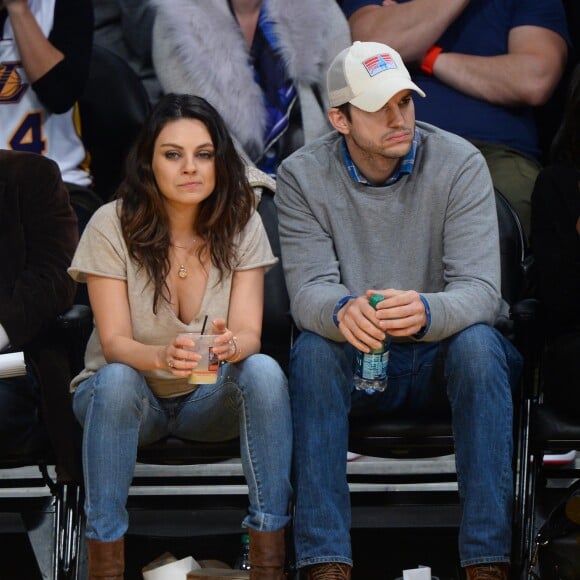 Mila Kunis et Ashton Kutcher en décembre 2014 à Oklahoma City lors d'un match opposant les Lakers de Los Angeles au Thunder d'OKC.