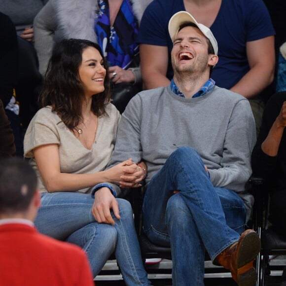 Mila Kunis et Ashton Kutcher en décembre 2014 à Oklahoma City lors d'un match opposant les Lakers de Los Angeles au Thunder d'OKC.