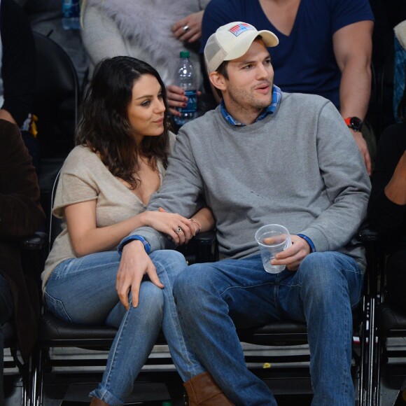 Mila Kunis et Ashton Kutcher en décembre 2014 à Oklahoma City lors d'un match opposant les Lakers de Los Angeles au Thunder d'OKC.