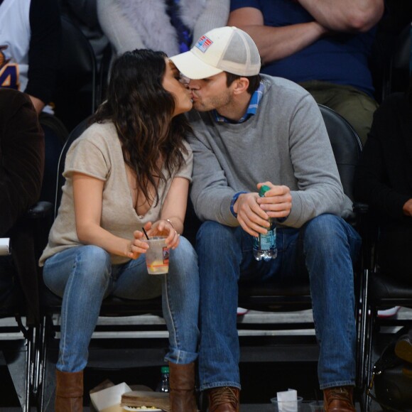 Mila Kunis et Ashton Kutcher en décembre 2014 à Oklahoma City lors d'un match opposant les Lakers de Los Angeles au Thunder d'OKC.